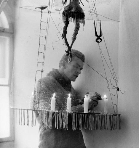 Rzeźbiarz Władysław Hasior w swojej pracowni. Zakopane, Willa Borek, ul. Jagiellońska 6, 1961