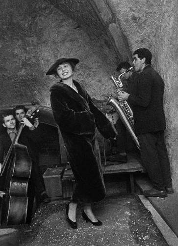 Joanna Plewińska, kontrabasista Jan Byrczek i saksofonista Stanisław „Drążek” Kalwiński. „Rewia mody”, Piwnica pod Baranami, Kraków, 1957