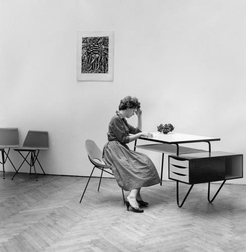 Salon Architektury Wnętrz w Pałacu Sztuki, modelka Krystyna Zachwatowicz. Kraków, 1958